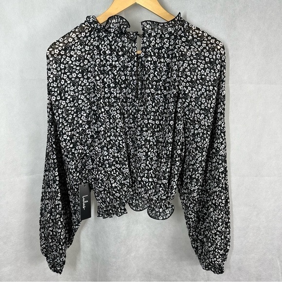 Lulus Pen Pal Black and White Floral Print Pleated Crop Top
Blouse Size Small - Picture 2 of 12